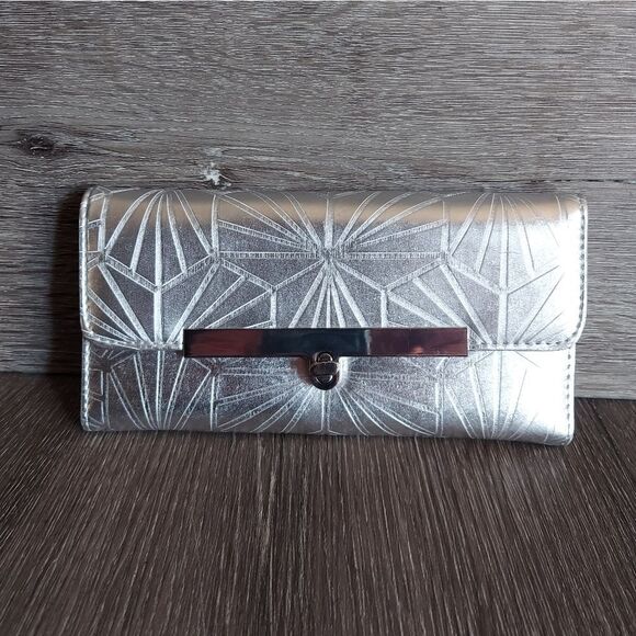Silver Turnlock Wallet Great condition - Picture 1 of 6